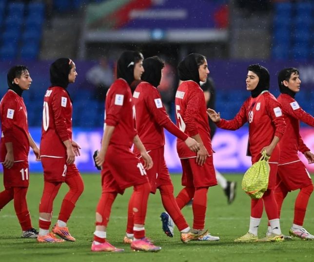 Seleção feminina do Irã retorna ao país após reviravoltas