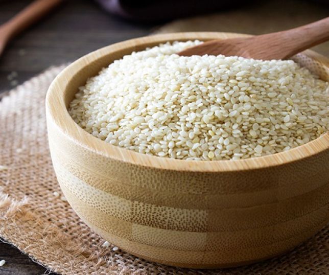 Leite de gergelim ganha espaço, mas especialistas fazem alerta sobre benefícios e riscos