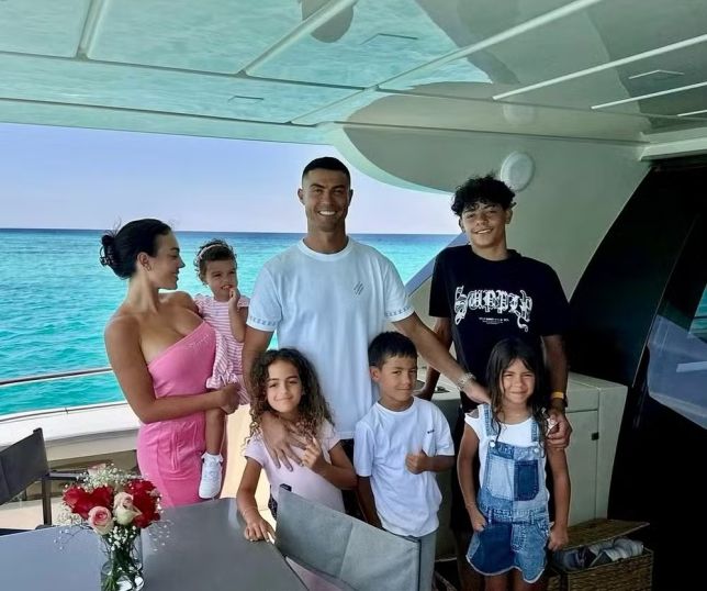 Cristiano Ronaldo emociona fãs com foto ao lado da família