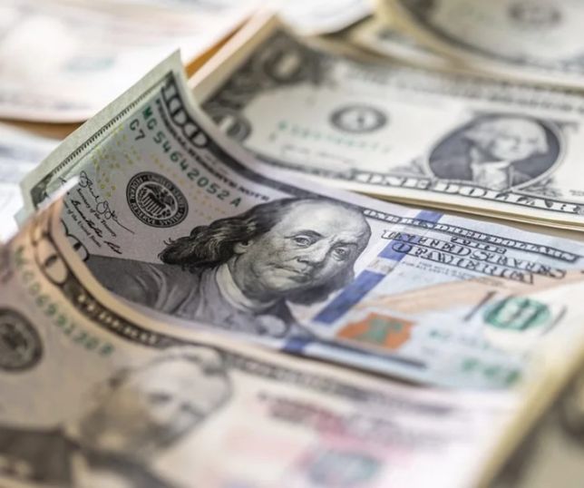 Dólar sobe com tensão no Oriente Médio e petróleo em alta; Bolsa brasileira recua