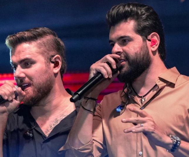 Zé Neto e Cristiano emocionam ao reunir familiares em missa especial