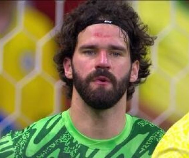 Alisson se pronuncia após corte da seleção por lesão: 'Fora por um tempo'
