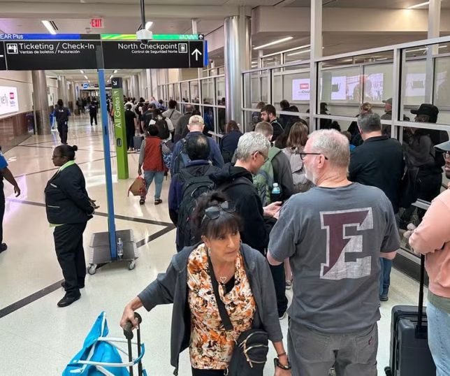 Trump diz que agentes do ICE vão atuar em aeroportos dos EUA a partir de segunda-feira