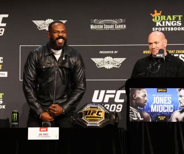 Jon Jones revela proposta recebida para lutar na Casa Branca
