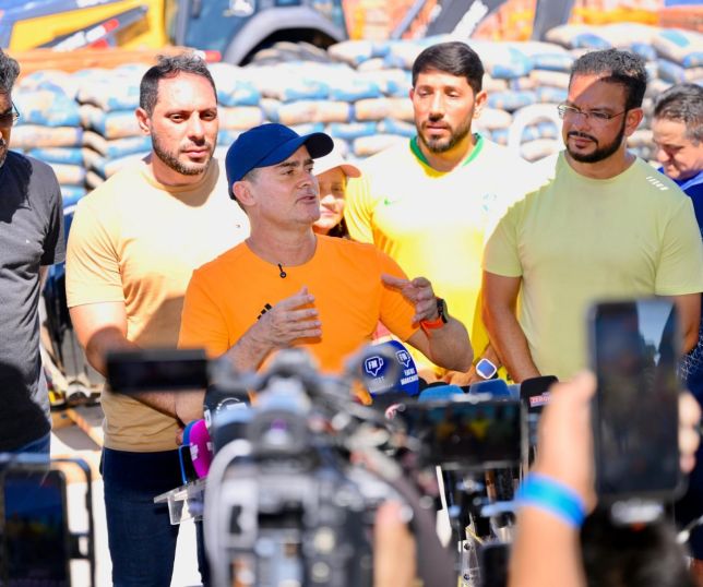 David Almeida entrega material e anuncia fim das escolas de madeira na zona rural de Manaus até novembro