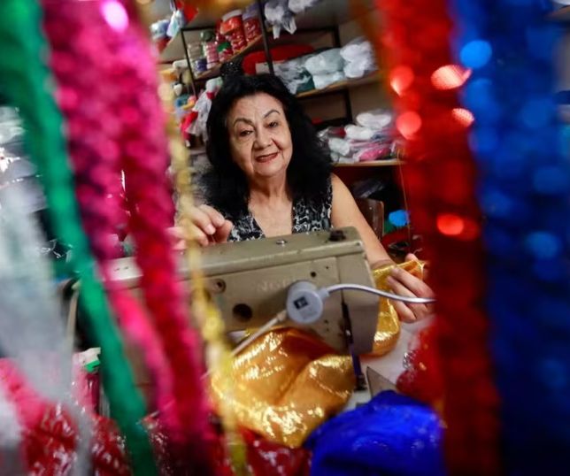 Idosos são obrigados a trabalhar após aposentadoria e número de ''empreendedores da sobrevivência'' dispara no Brasil