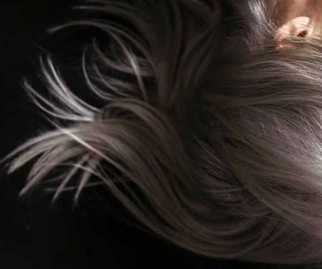Por que o cabelo fica grisalho e o que ele revela sobre você