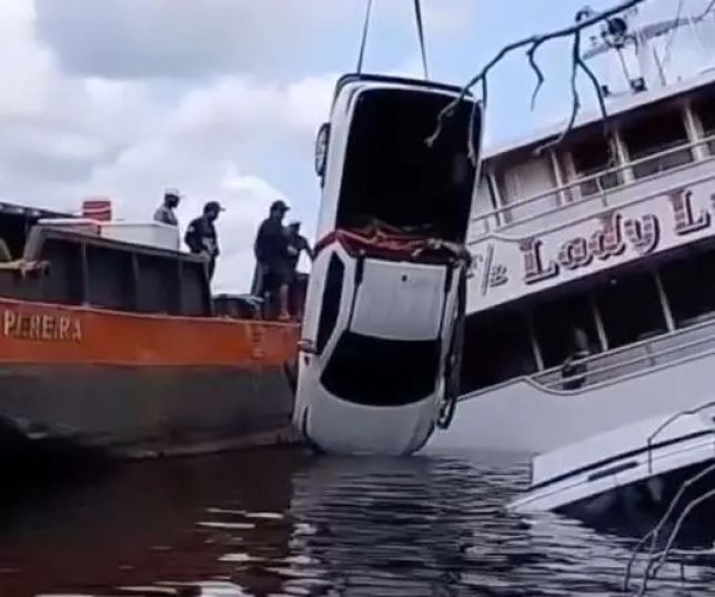 Pânico no rio negro: Ferryboat Lady Luiza bate em pedra, tomba e veículos são resgatados das águas. VEJA VÍDEO