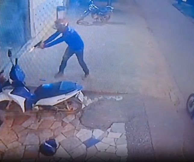IMAGENS FORTES! Câmera de segurança filma motoqueiros executando dono de hotel a tiros em Apuí, interior do Amazonas. VEJA VÍDEO