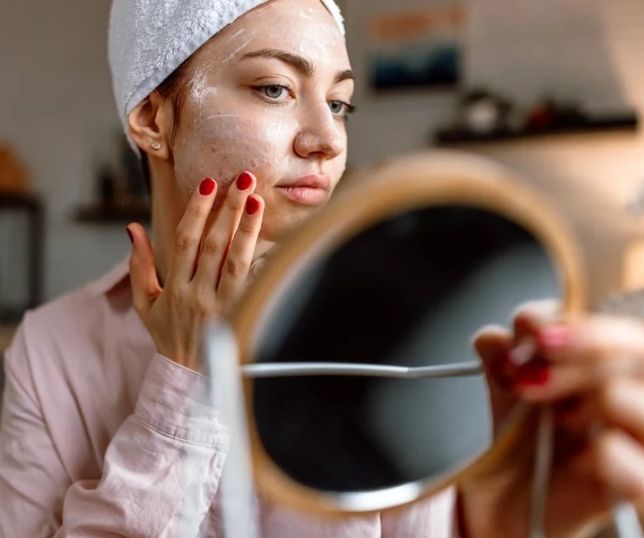 Skincare assume protagonismo e maquiagem vira complemento