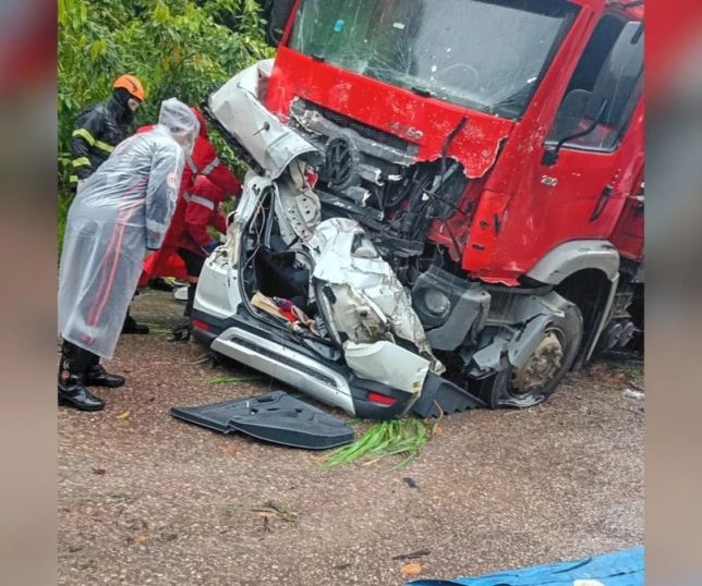 Acidente grave entre carro e caminhão mata uma pessoa na BR-101 no Espírito Santo. VEJA VÍDEO
