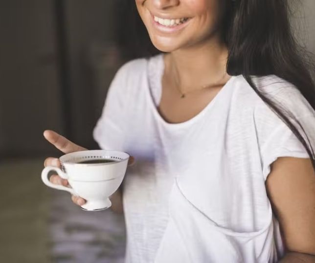 Por que tomar café logo ao acordar pode não dar o efeito que você espera