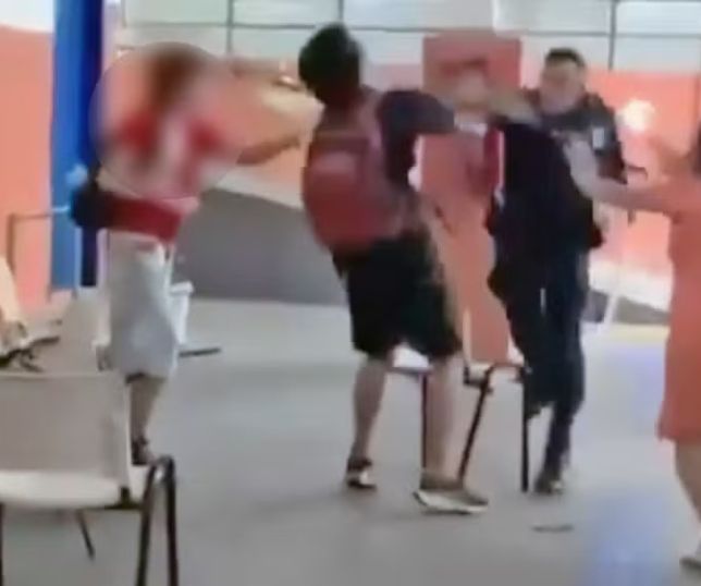 Policial militar agride estudantes em colégio estadual no Rio de Janeiro. VEJA VÍDEO