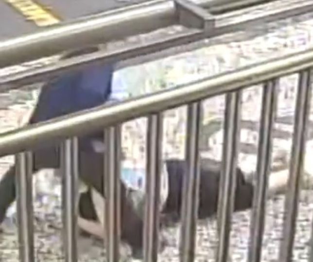 Idosa é derrubada e arrastada durante assalto em Copacabana. VEJA VÍDEO