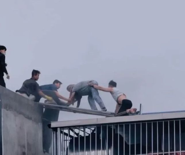 Homens arriscam a própria vida e salvam sete pessoas de incêndio em prédio no Vietnã. VEJA VÍDEO