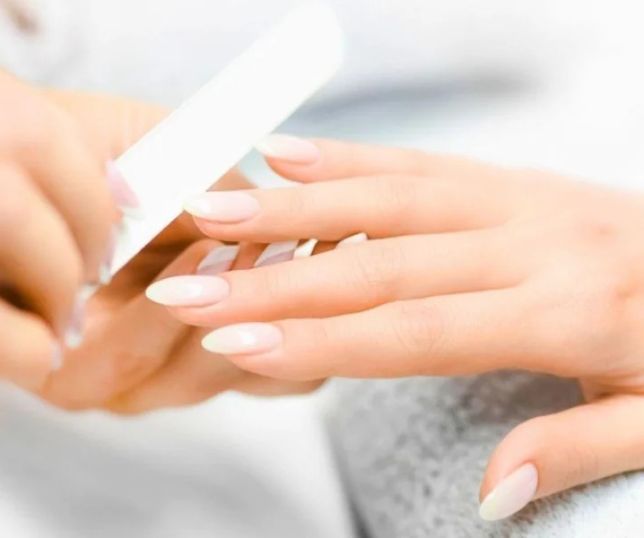 Unhas quebradiças e fracas? O esmalte pode ser o verdadeiro vilão