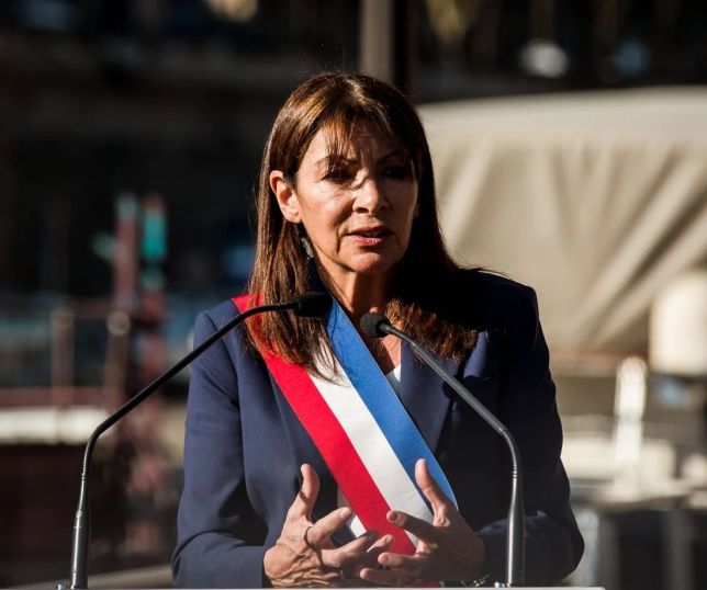 Após 12 anos, prefeita de Paris deixa cargo e encerra ciclo de mudanças urbanas