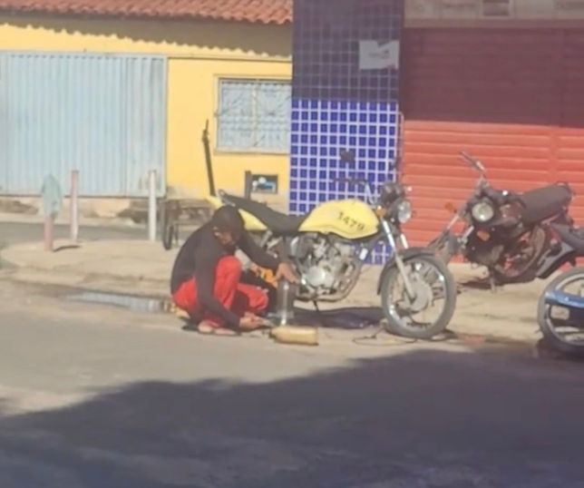 SÓ VENDO PARA CRER! 'É GÊNIO OU LOUCURA?' Motociclista tira óleo da moto, bate no liquidificador e devolve para o motor. VEJA VÍDEO