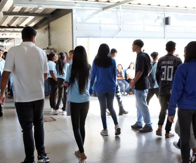 Programa Pé-de-Meia libera pagamento de R$?200 para estudantes nascidos em novembro e dezembro