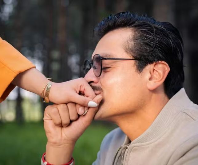 Beijo na mão sem consentimento pode ser agressão sexual na Espanha