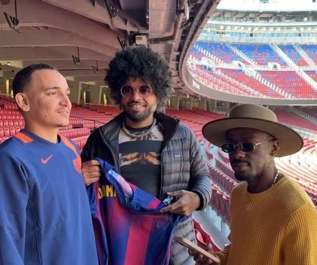 João Gomes realiza sonho de infância ao visitar estádio do Barcelona durante turnê na Europa