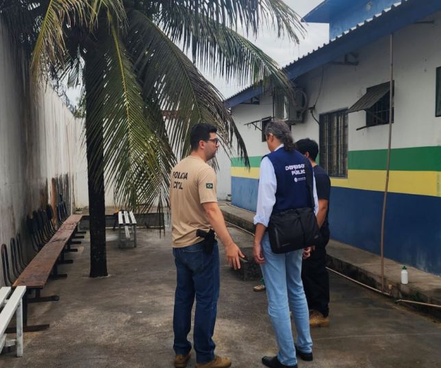 Defensoria aponta superlotação e falhas estruturais após inspeção na delegacia de Barcelos 