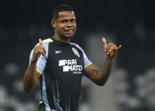 Botafogo anuncia retorno do atacante Júnior Santos por empréstimo até o fim do ano