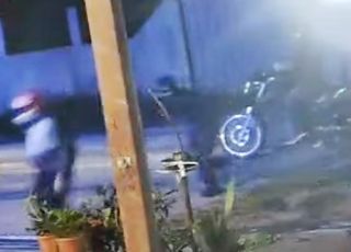 Câmera de segurança filma pistoleiros chegando para matar professor da Universidade Federal do Amazonas. VEJA VÍDEO