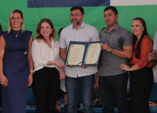 Nos 140 anos de Lábrea, governador Wilson Lima entrega documento que viabiliza regularização fundiária no município