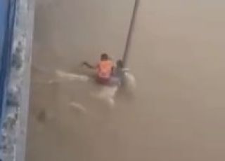 Mulher se agarra a poste para não ser levada por enxurrada durante forte temporal em Sorocaba. VEJA VÍDEO