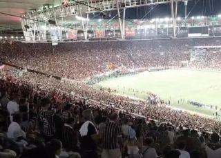 Torcedores do Flamengo gritam nome de Filipe Luís durante entrega do troféu 