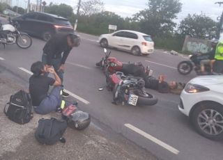 Colisão entre motocicletas deixa duas pessoas feridas em cruzamento de avenidas na Zona Centro-Sul de Manaus