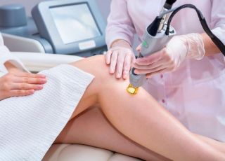 Por que os pelos crescem em ritmos diferentes? Especialista explica ciclo e métodos de depilação