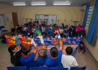 Crianças e adolescentes dão vida a bonecos em oficinas de teatro de formas animadas em Manaus