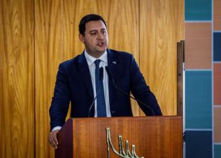 Ofensiva de Flávio Bolsonaro para ter Ratinho Jr como vice provoca resistência e ameaça rachar aliança no Paraná