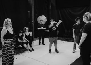 Rivalidades de Romeu e Julieta e dos bois Caprichoso e Garantido inspiram novo espetáculo da Buia Teatro Company