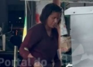 Mulher é flagrada usando bebedouro da Feira do Produtor para fazer higiene íntima e cena revolta frequentadores. VEJA VÍDEO