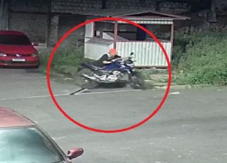 Câmera de segurança filma criminosos furtando motocicleta no bairro Monte das Oliveiras, Zona Norte de Manaus. VEJA VÍDEOS