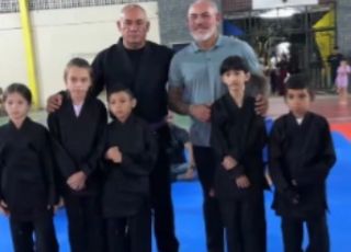 Em Itacoatiara, Cabo Maciel entrega tatames e kimonos para incentivar o jiu-jitsu. VEJA VÍDEO
