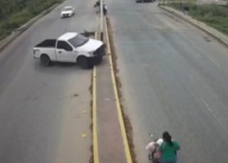 Acidente envolvendo moto e caminhonete deixa duas mulheres mortas e sete crianças órfãs no México.  VEJA VÍDEO