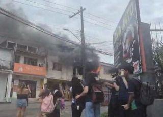 Incêndio de grandes proporções destrói segundo andar de residência no bairro Redenção, Zona Centro-Sul de Manaus. VEJA VÍDEO