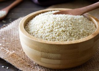 Leite de gergelim ganha espaço, mas especialistas fazem alerta sobre benefícios e riscos