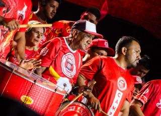 Lançamento Parintins 2026: Batucada e Marujada aquecem a arena com o início da temporada bovina