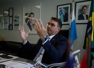 Mãe de miliciano ligado a Flávio Bolsonaro é denunciada por esquema milionário e detalhes chocam investigadores