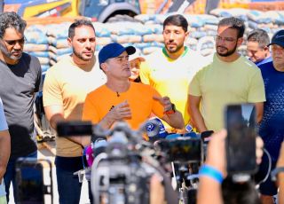 David Almeida entrega material e anuncia fim das escolas de madeira na zona rural de Manaus até novembro