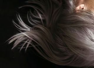 Por que o cabelo fica grisalho e o que ele revela sobre você