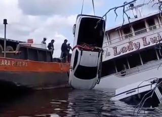 Pânico no rio negro: Ferryboat Lady Luiza bate em pedra, tomba e veículos são resgatados das águas. VEJA VÍDEO