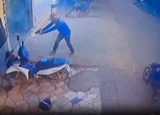 IMAGENS FORTES! Câmera de segurança filma motoqueiros executando dono de hotel a tiros em Apuí, interior do Amazonas. VEJA VÍDEO