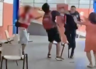 Policial militar agride estudantes em colégio estadual no Rio de Janeiro. VEJA VÍDEO