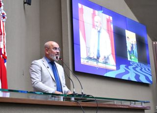 Cabo Maciel repercute na tribuna da Aleam avanços na educação e no setor produtivo em Santo Antônio do Matupi